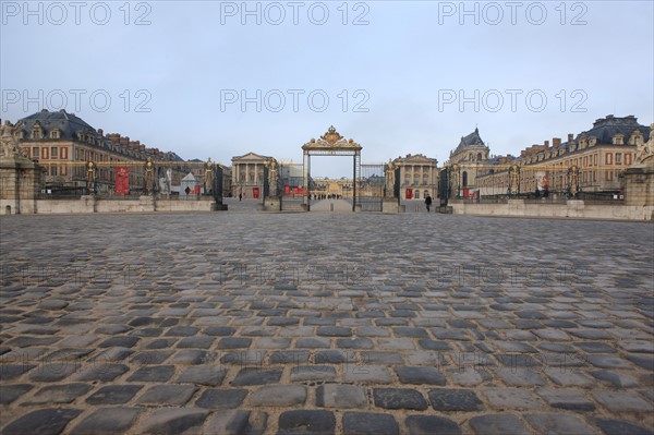 France, Ile de France, Yvelines, Versailles, chateau de Versailles, cour d'honneur, esplanade, paves,