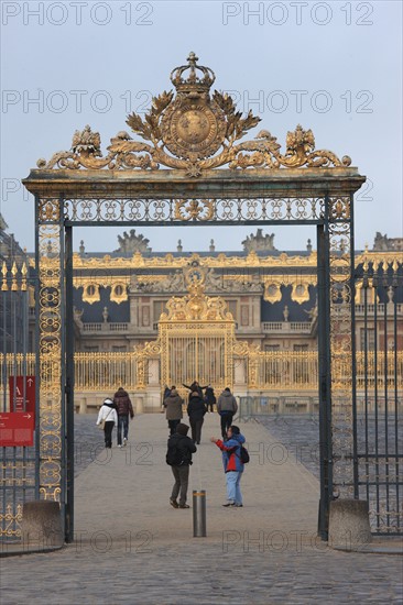 France, Ile de France, Yvelines, Versailles, chateau de Versailles, cour d'honneur, esplanade, paves, grille d'honneur et grille de la cour royale au fond,