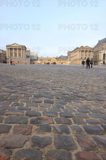 France, Ile de France, Yvelines, Versailles, chateau de Versailles, cour d'honneur, paves,