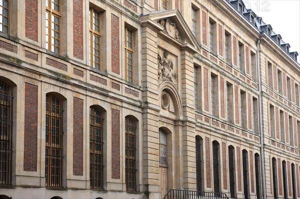 France, Ile de France, Yvelines, Versailles, dependances du chateau de Versailles, grand commun, 1 rue de l'independance americaine, detail de la facade sur la rue saint julien, decor, bas relief,