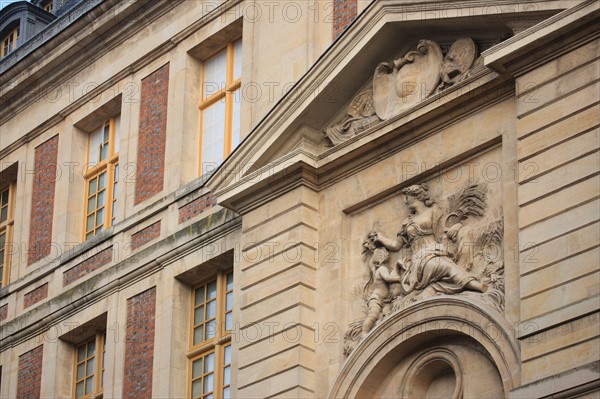 France, Ile de France, Yvelines, Versailles, dependances du chateau de Versailles, grand commun, 1 rue de l'independance americaine, detail de la facade sur la rue saint julien, decor, bas relief,