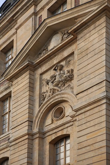 France, Ile de France, Yvelines, Versailles, dependances du chateau de Versailles, grand commun, 1 rue de l'independance americaine, detail de la facade sur la rue saint julien, decor, bas relief,