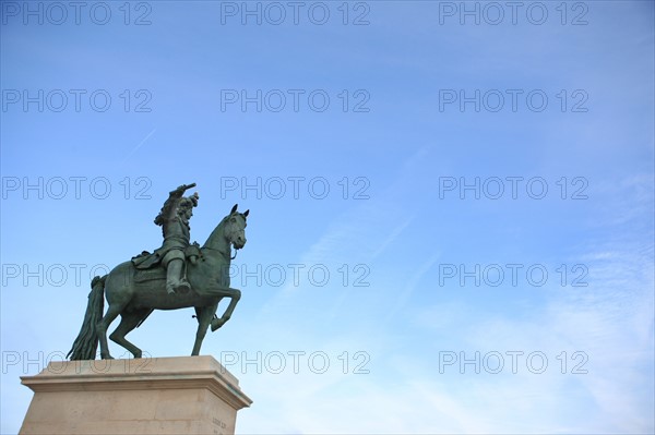 France, Ile de France, Yvelines, Versailles, chateau de Versailles, statue equestre de Louis XIV, esplanade, entree de la cour d'honneur,