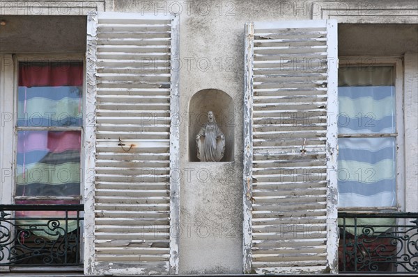 France, Ile de France, Yvelines, Versailles, detail d'une fenetre encadrant une stauette de la vierge, vieux rideaux, habitat, immeuble, place saint louis, pres de la cathedrale,