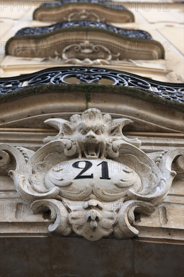 France, Ile de France, Yvelines, Versailles, detail d'un mascaron, monstre, pierre de taille, immeuble, balcons, place saint louis, pres de la cathedrale,