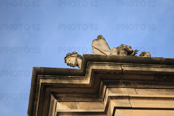 France, Ile de France, Yvelines, Versailles, chateau de Versailles, parc du chateau, jardin, hiver, statue, pilier, ciel,