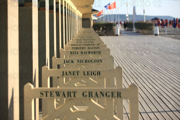 France, Basse Normandie, Calvados, cote fleurie, Deauville, plage, les planches, cabines de bains, rambardes peintes, acteurs de cinema americain,