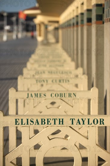 France, Basse Normandie, Calvados, cote fleurie, Deauville, plage, les planches, cabines de bains, rambardes peintes, acteurs de cinema americain, liz taylor,