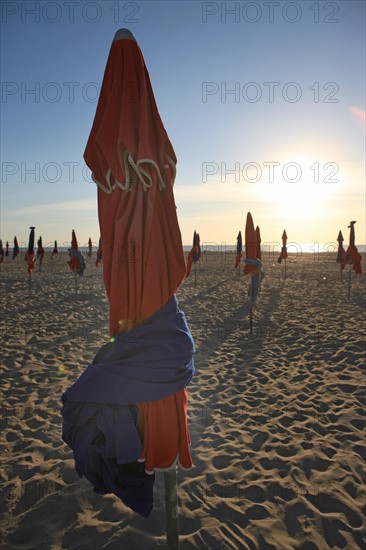 France, Basse Normandie, Calvados, cote fleurie, Deauville, plage, les planches, cabines de bains, rambardes peintes, acteurs de cinema americain, parasols plies,