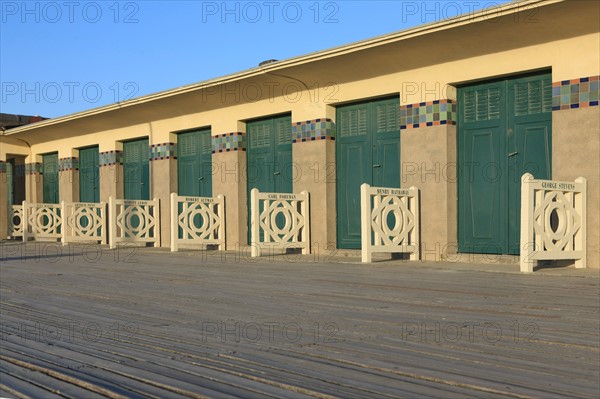 France, Basse Normandie, Calvados, cote fleurie, Deauville, plage, les planches, cabines de bains, rambardes peintes, acteurs de cinema americain,