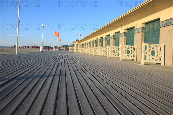 France, Basse Normandie, Calvados, cote fleurie, Deauville, plage, les planches, cabines de bains, rambardes peintes, acteurs de cinema americain,