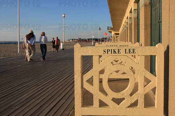 France, Basse Normandie, Calvados, cote fleurie, Deauville, plage, les planches, cabines de bains, rambardes peintes, acteurs de cinema americain,