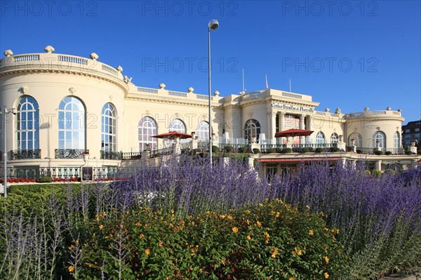 France, Basse Normandie, Calvados, cote fleurie, Deauville, casino barriere, jeux, massif de fleurs sur le boulevard cornuche,