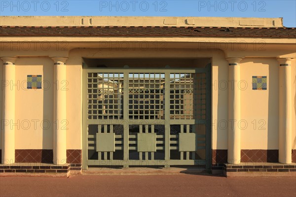 France, Basse Normandie, Calvados, Deauville, front de mer, colonnes, etablissement des bains de mer, cabines, ombres et lumieres, mosaiques,