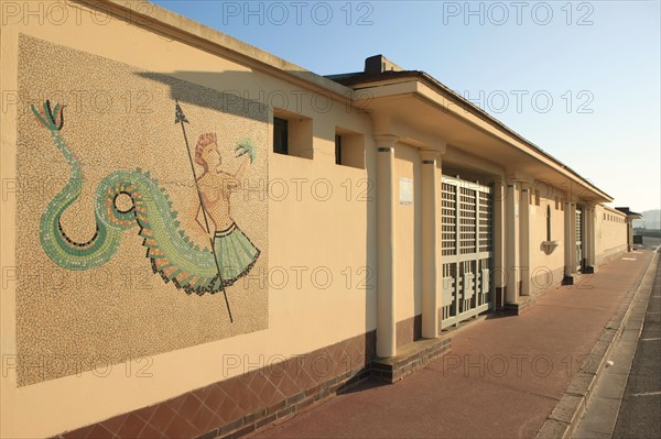 France, Basse Normandie, Calvados, Deauville, front de mer, colonnes, etablissement des bains de mer, cabines, ombres et lumieres, mosaiques,