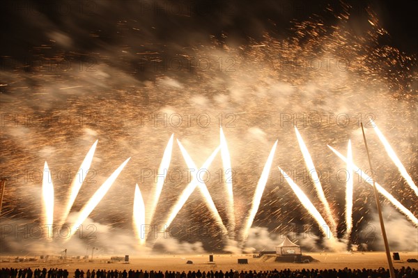 France, Basse Normandie, Calvados, Deauville, opera de feu, 19 juin 2010, creation de Groupe F et pascal dusapin, compositeur sur la plage de Deauville, feu d'artifice,