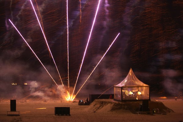 France, Basse Normandie, Calvados, Deauville, opera de feu, 19 juin 2010, creation de Groupe F et pascal dusapin, compositeur sur la plage de Deauville, feu d'artifice,