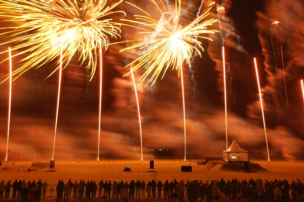 France, Basse Normandie, Calvados, Deauville, opera de feu, 19 juin 2010, creation de Groupe F et pascal dusapin, compositeur sur la plage de Deauville, feu d'artifice,