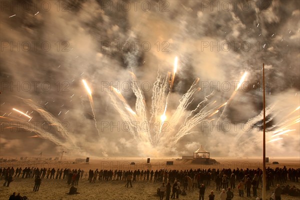 France, Basse Normandie, Calvados, Deauville, opera de feu, 19 juin 2010, creation de Groupe F et pascal dusapin, compositeur sur la plage de Deauville, feu d'artifice,