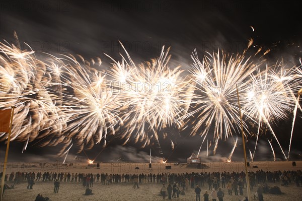 France, Basse Normandie, Calvados, Deauville, opera de feu, 19 juin 2010, creation de Groupe F et pascal dusapin, compositeur sur la plage de Deauville, feu d'artifice,