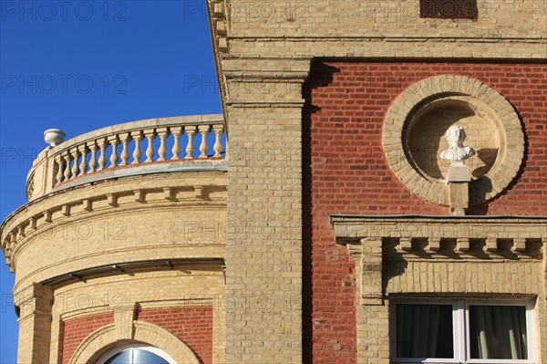 France, Basse Normandie, Calvados, cote fleurie, Deauville, villa le cercle, siege estival du jockey club pendant la saison de courses, detail d'un mascaron, rotonde,