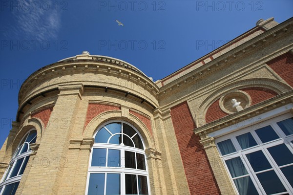 France, Basse Normandie, Calvados, cote fleurie, Deauville, villa le cercle, siege estival du jockey club pendant la saison de courses, detail d'un mascaron en facade, rotonde, mouette,