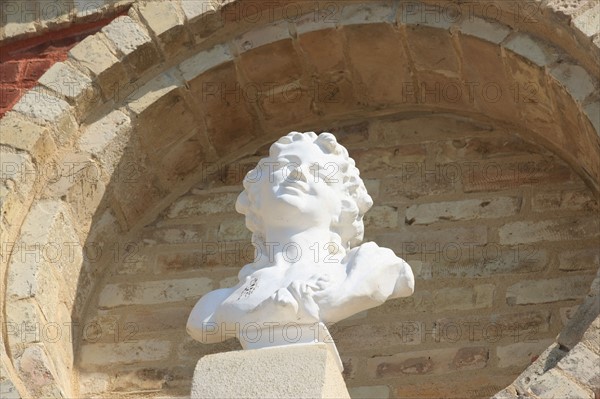 France, Basse Normandie, Calvados, cote fleurie, Deauville, villa le cercle, siege estival du jockey club pendant la saison de courses, detail d'un mascaron en facade,