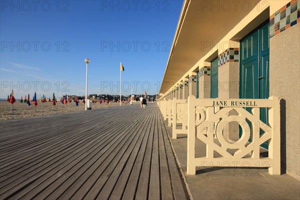 France, Basse Normandie, Calvados, cote fleurie, Deauville, plage, les planches, cabines de bains, rambardes peintes, acteurs de cinema americain, jane russel,