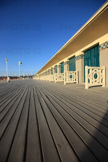 France, Basse Normandie, Calvados, cote fleurie, Deauville, plage, les planches, cabines de bains, rambardes peintes, acteurs de cinema americain,