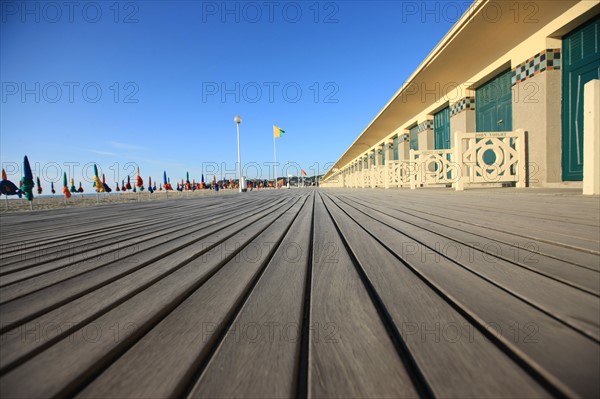 France, Basse Normandie, Calvados, cote fleurie, Deauville, plage, les planches, cabines de bains, rambardes peintes, acteurs de cinema americain,