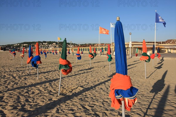 France, Basse Normandie, Calvados, cote fleurie, Deauville, plage, les planches, cabines de bains, rambardes peintes, acteurs de cinema americain, parasols plies,