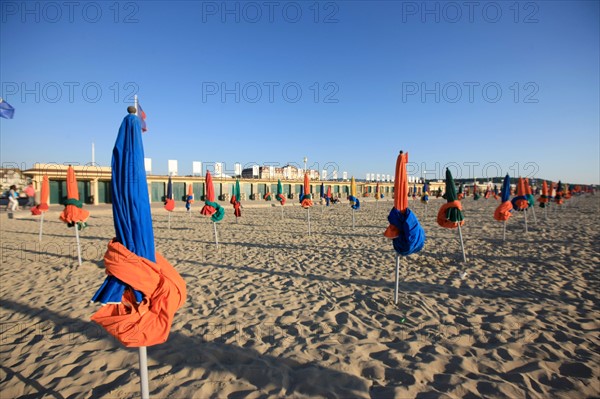 France, Basse Normandie, Calvados, cote fleurie, Deauville, plage, les planches, cabines de bains, rambardes peintes, acteurs de cinema americain, parasols plies,