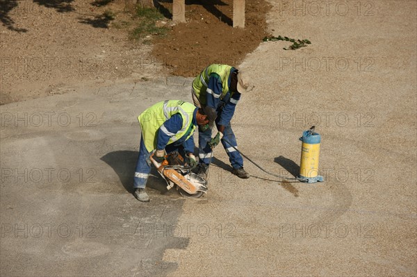 France, paris 5e, travaux sur les berges du pont de la tournelle, ouvriers,