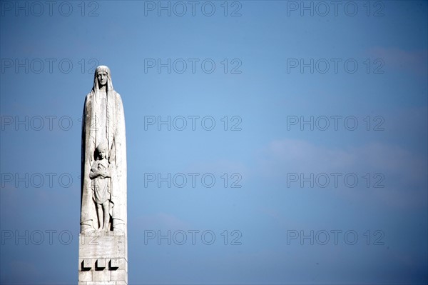 France, paris, quai de la tournelle, bord de seine, statue du pont de la tournelle, ciel bleu,