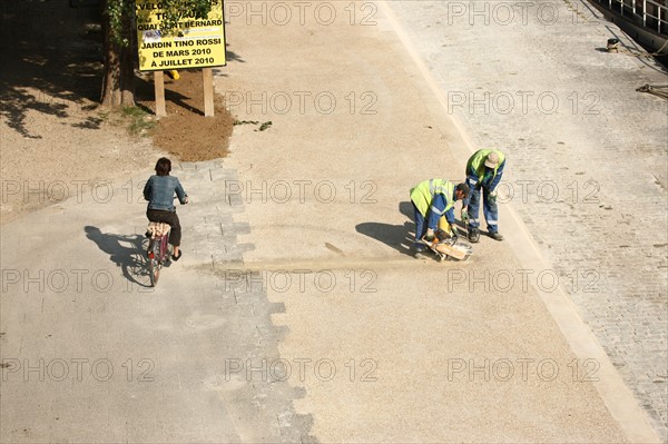 France, paris 5e, travaux sur les berges du pont de la tournelle et cycliste, femme, velo, ouvriers,