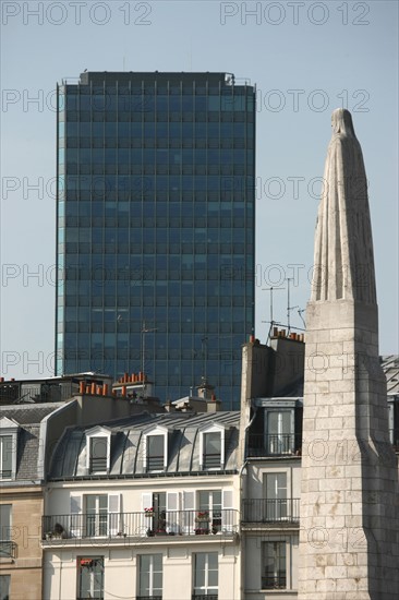 France, paris, quai de la tournelle, bord de seine, immeubles, batiments, statue du pont de la tournelle, faculte de jussieu