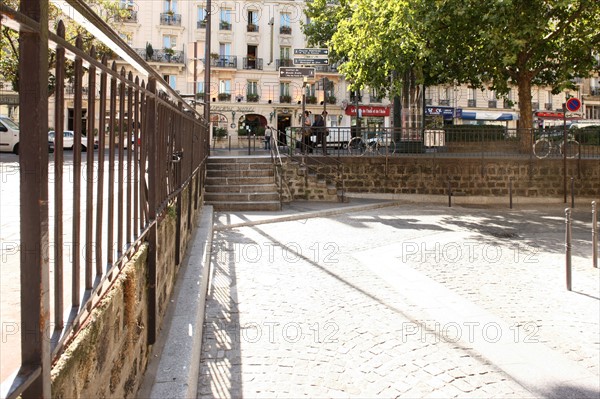 France, Ile de France, paris 5e arrondissement, rue saint victor, voies a hauteur differente, rue des ecoles, escaliers et rampe,