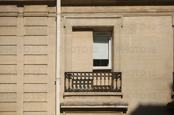 France, Ile de France, paris 5e arrondissement, rue lacepede, angle avec la rue monge, fenetre partiellement muree,