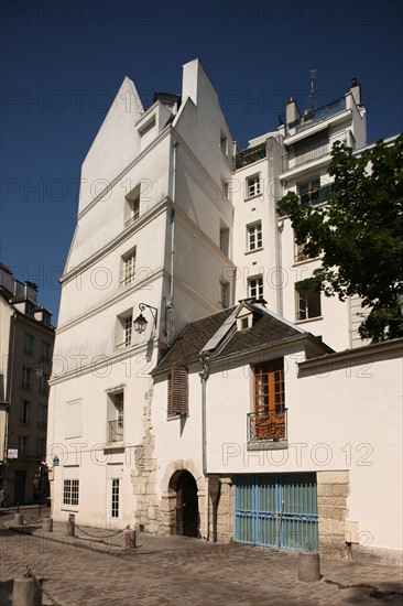 France, paris 5e arrondissement, rue saint julien le pauvre, immeubles de differentes hauteurs,