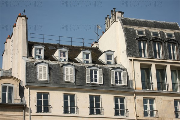 France, paris, quai de conti, bord de seine, immeuble sureleve, toits, lucarnes,