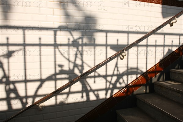 France, Ile de France, paris, 7e arrondissement, metro duroc, ombre d'un velo sur le carrelage de la station,