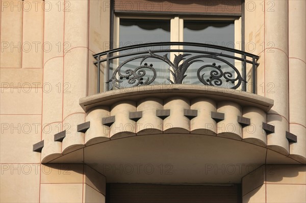 France, Ile de France, paris 8e arrondissement, 22 24 rue beaujon, architecte henri sauvage, detail des appliques de pierre sur bow windows,