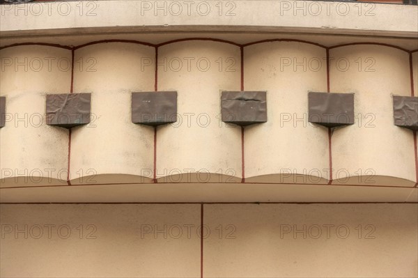 France, Ile de France, paris 8e arrondissement, 22 24 rue beaujon, architecte henri sauvage, detail des appliques de pierre sur bow windows,