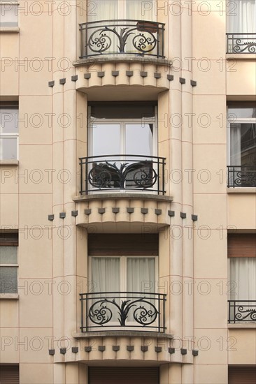 France, Ile de France, paris 8e arrondissement, 22 24 rue beaujon, architecte henri sauvage, detail des appliques de pierre sur bow windows,