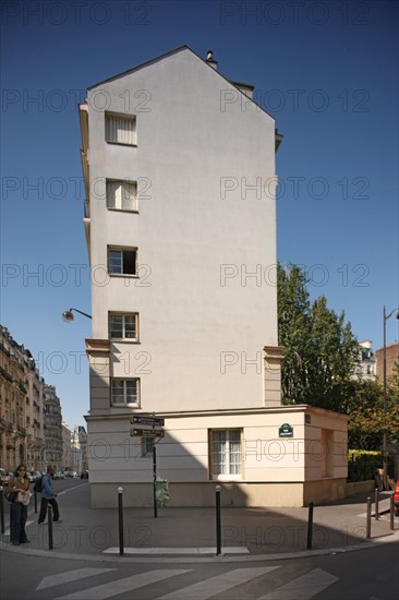 France, Ile de France, paris 12e arrondissement, angle rue de picpus et rue jaucourt, jardin triangulaire avec un immeuble de type barre, angle de l'immeuble,