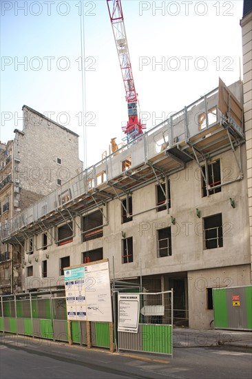 France, Ile de France, paris 12e arrondissement, 24 rue de picpus, parcelle autrefois vide en voie de construction, travaux, facade, chantier, grue,