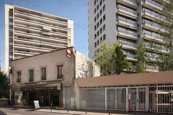 France, Ile de France, paris 12e arrondissement, 28 rue du sergent bauchat, immeuble ancien entoure de batiments modernes,