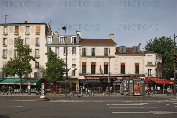 France, Ile de France, paris 13e arrondissement, angle entre avenue d'italie et rue de tolbiac, alignement, silhouettes,