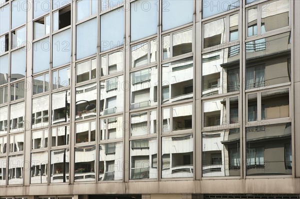 France, Ile de France, paris, 13e arrondissement, rue eugene oudine, sequences stylistiques, facades, reflets dans vitres,