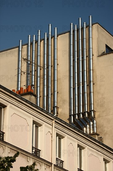 France, Ile de France, paris 14e arrondissement, rue boulard, detail d'habitat, cheminees en inox, toiture,